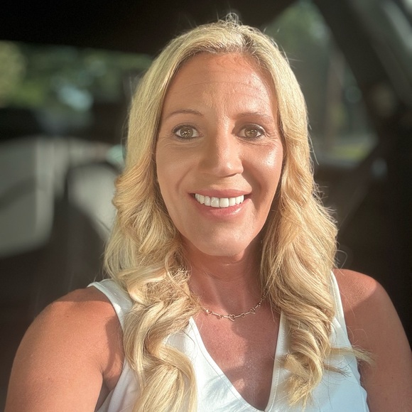 Meet your Posher, Brittany. I have two amazing and beautiful daughters, 14 & 18. - Picture 5 of 8